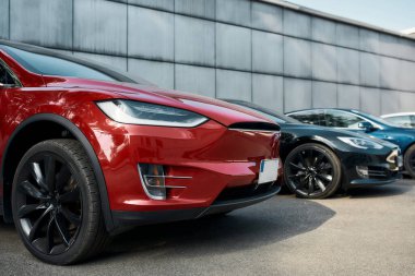 Kırmızı elektrikli araba kaputunun yan görüntüsü