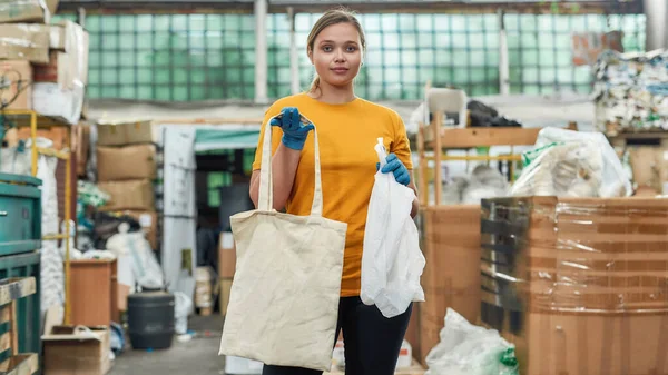Jonge blanke vrouw met herbruikbare katoenen zak — Stockfoto