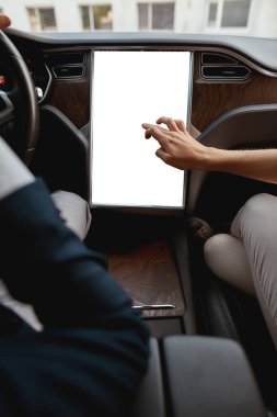 Kadın el ekranlı bilgisayara dokunuyor.