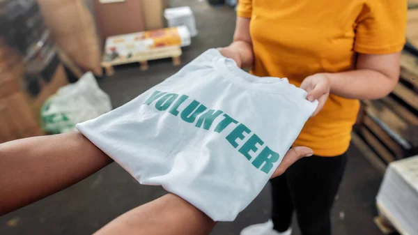 Camisa con estampado voluntario en manos de jóvenes — Foto de Stock