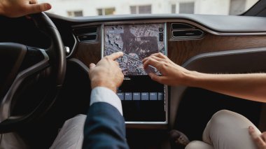 Gemideki bilgisayarı navigasyon için kullanan gençler