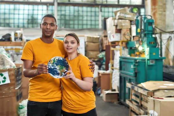 Jonge multiraciale mensen met aarde model — Stockfoto