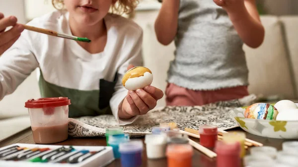 Beskuren bild av två små barn, bror och syster målning färgglada påskägg samtidigt tillbringa tid tillsammans hemma — Stockfoto
