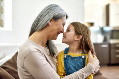 En iyi büyükanne. Sevgili büyükannesinin ve torununun evde birlikte vakit geçirirken burunlarına dokunan portresi.