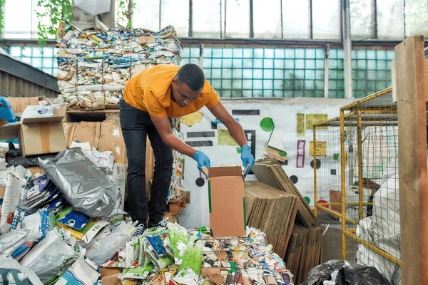 Caja de llenado de hombre con papel usado tetra pack — Foto de Stock