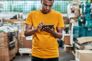 Çöp istasyonunda dijital tablet kullanan adam