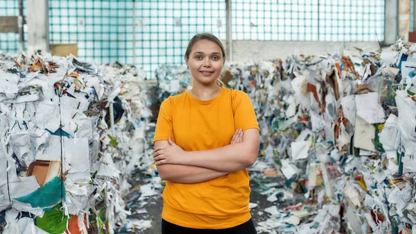 Joven mujer caucásica de pie pilas de papel usado —  Fotos de Stock