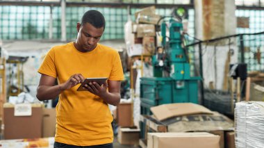 Çöp istasyonunda dijital tabletle çalışan genç adam