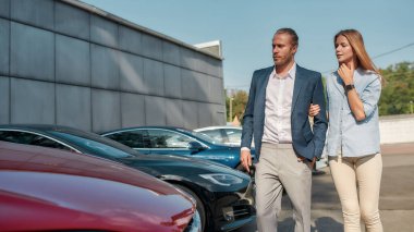 Mutlu beyaz çift yeni araba seçiyor.