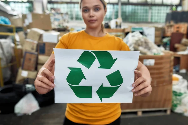 Foco seletivo em papel com sinal de reciclagem realizada por menina — Fotografia de Stock