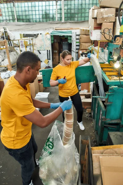 Mulher e homem trabalhando com copos descartáveis — Fotografia de Stock