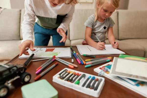 Exprésate. Foto recortada de niño y niña pintando con marcadores en la sala de estar mientras pasan tiempo juntos en casa —  Fotos de Stock