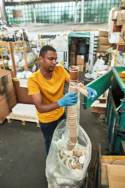 若いアフリカ系アメリカ人の男がプラスチックカップを開梱 — ストック写真