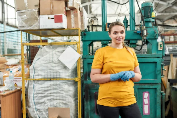 Jonge vrouw staat in de buurt comprimeren machine — Stockfoto