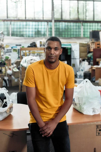 Jovem afro-americano na estação de eliminação de lixo — Fotografia de Stock