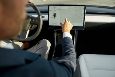 Bilgisayar haritasında yön bulma noktasını gösteren bir adam