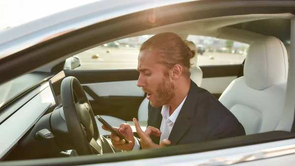 Boze zakenman aan het praten op mobiele telefoon in de auto — Stockfoto