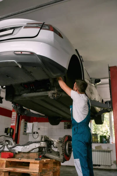 Mecánica de reparación de automóviles en la estación de servicio del coche — Foto de Stock