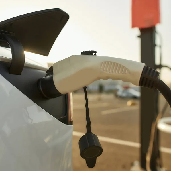 Elektrische auto aangesloten in de stad oplaadstation — Stockfoto