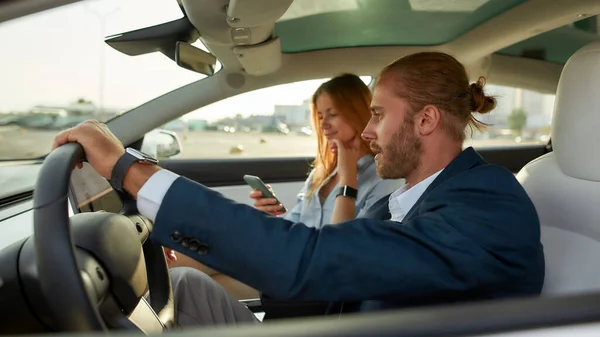 Szczęśliwy młody biały para siedzi wewnątrz nowoczesny samochód — Zdjęcie stockowe