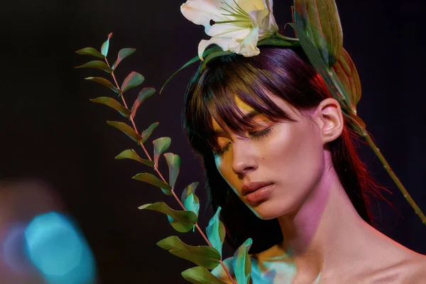 Feminino com uma flor fechando os olhos — Fotografia de Stock