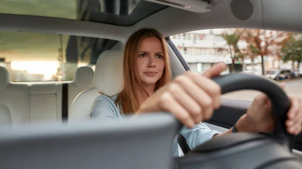 Geïrriteerde jonge blanke vrouw rijden moderne auto — Stockfoto