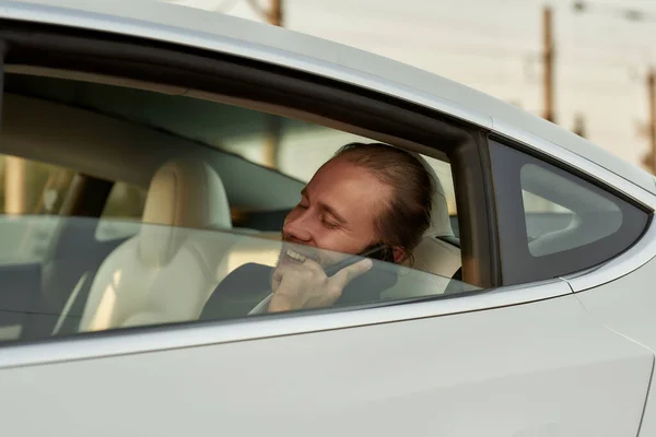 Gelukkige blanke man aan het praten op mobiele telefoon in de auto — Stockfoto