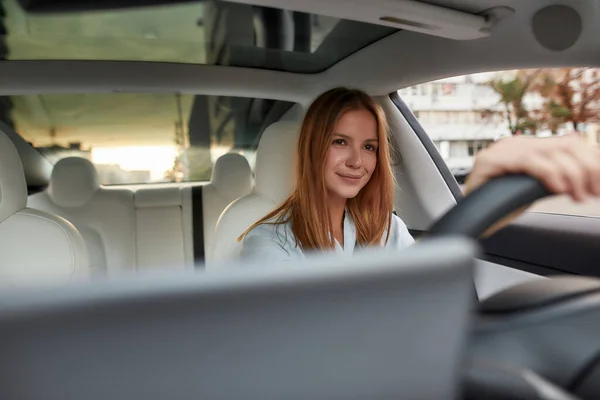 Retrato de jovem mulher feliz dirigindo carro — Fotografia de Stock