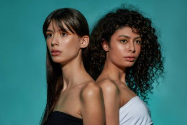 Siyah elbiseli kadın başka birine sırtını döndü.