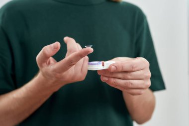 Kontakt lens tutan erkek parmağına odaklan