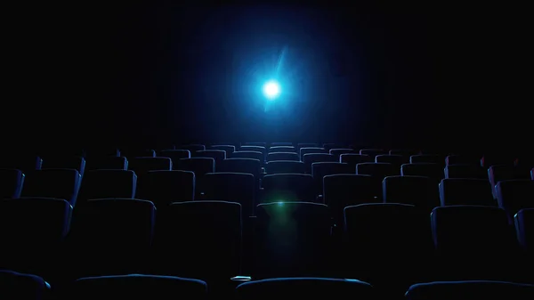 Intérieur du cinéma avec sièges rouges vides et projecteur — Photo