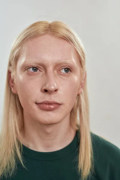 Πορτρέτο του νεαρού καυκάσιου μακρυμάλλη ξανθό μοντέλο — Φωτογραφία Αρχείου