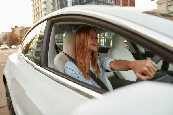 Retrato de jovem caucasiana feliz sentada no assento do motorista — Fotografia de Stock