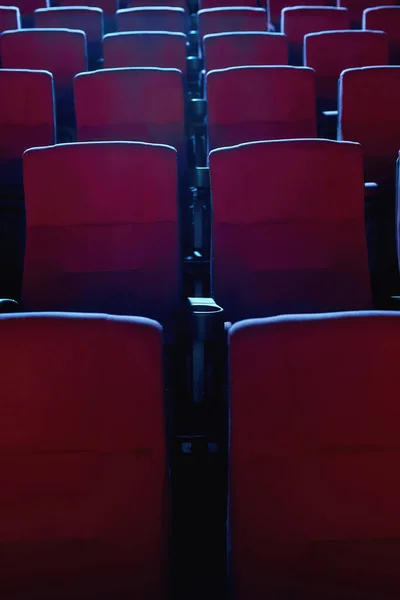 Närbild bild av interiören i biograf auditorium med rader av röda stolar framför en stor skärm — Stockfoto