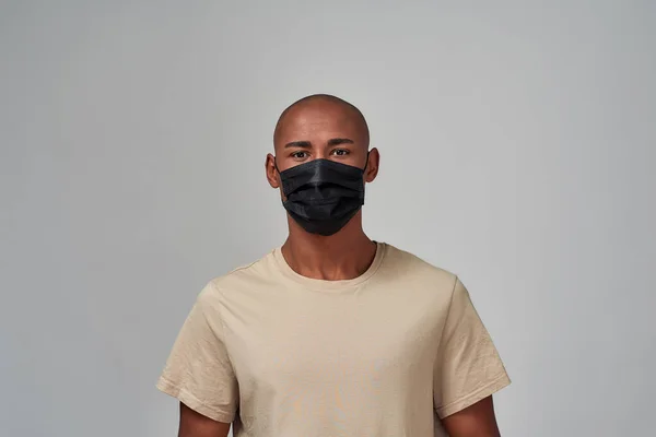 Masculino de raza mixta lleva máscara médica — Foto de Stock