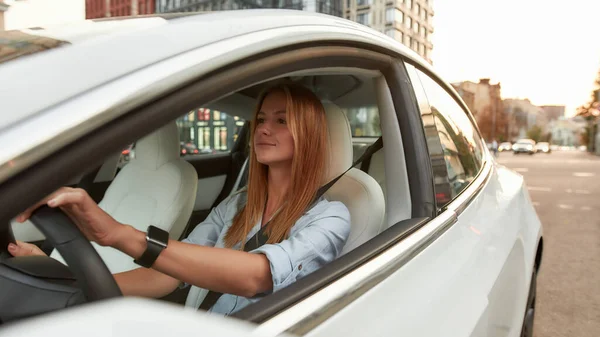 Młody biały dziewczyna kierowca siedzi w luksusowy samochód — Zdjęcie stockowe