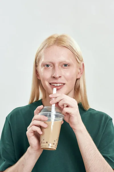 Feliz jovem caucasiano bebendo bebida de café — Fotografia de Stock