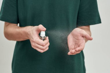 Delikanlı ellerine dezenfektan vermek