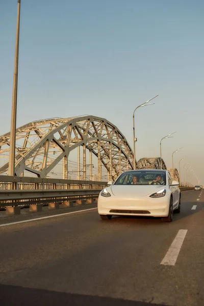 Moderne elektrische auto rijden langs de stad weg — Stockfoto