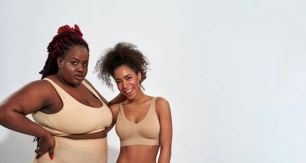 Slim e paffuto giovani afro-americani ragazze in lingerie — Foto Stock