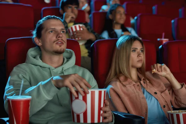 함께 영화를 보면서 팝콘을 먹고 영화 관객석에 앉아 있는 젊은 부부 — 스톡 사진