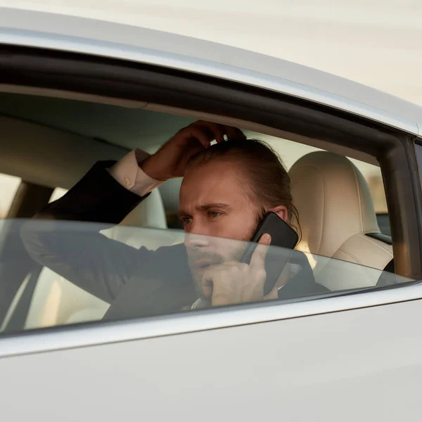 Przystojny młody biały mężczyzna rozmawiający przez telefon komórkowy — Zdjęcie stockowe