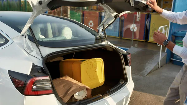 Open kofferbak van auto gevuld met afval voor recycling — Stockfoto