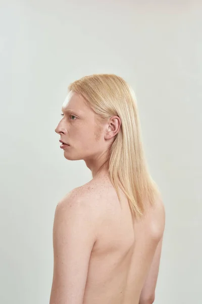 年轻的高加索人长发金发男人赤身裸体模特 — 图库照片