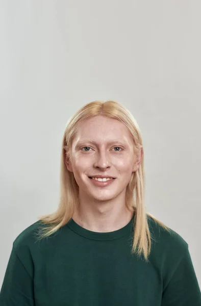 Веселий молодий білий чоловік з довгим світлим волоссям — стокове фото