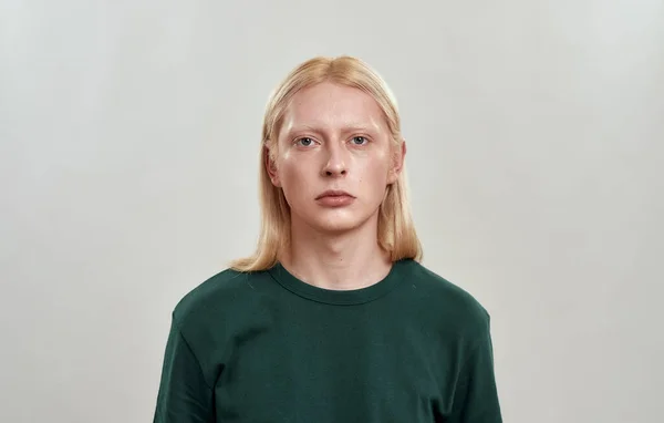 Uzun sarı saçlı beyaz bir gencin portresi. — Stok fotoğraf