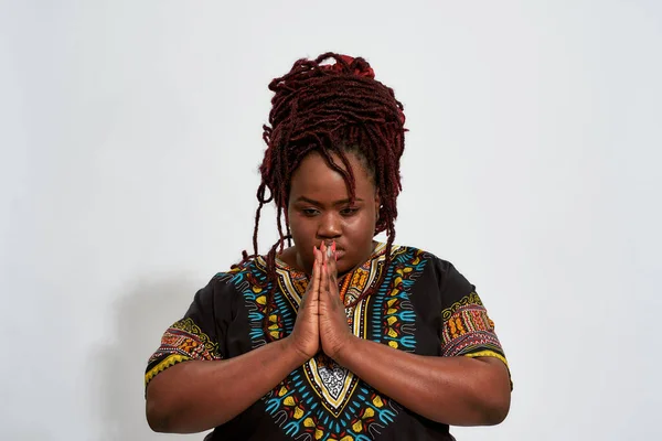 Ruhige mollige junge afrikanisch-amerikanische Frau betet — Stockfoto
