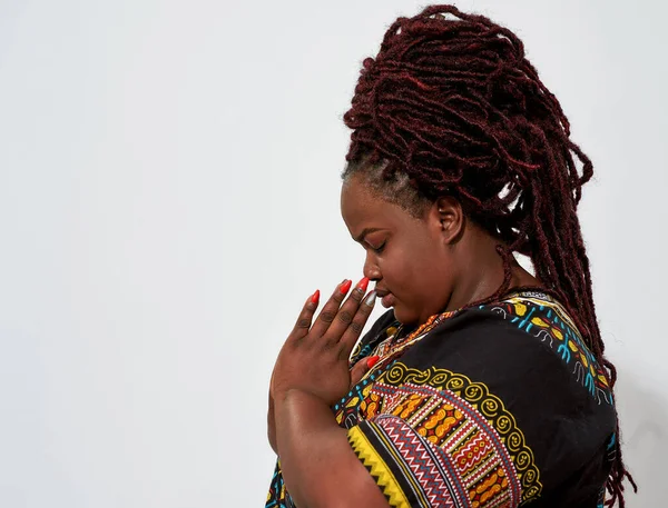Dagadt fiatal nő fogja a kezét az imádságban — Stock Fotó