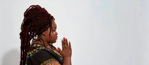 Plumpe junge Frau legt Hände ins Gebet — Stockfoto
