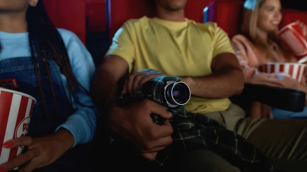 영화관에서 해적판 영화를 녹화하고 있는 한 남자의 총에 맞은 장면 — 스톡 사진